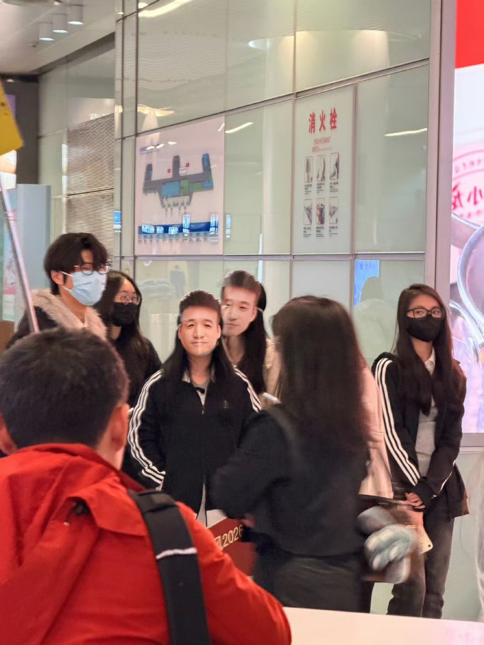 安崎粉丝扮演浪姐制片人接安崎以为浪姐制片人接机安崎 被安崎粉丝整破防！假扮制片人