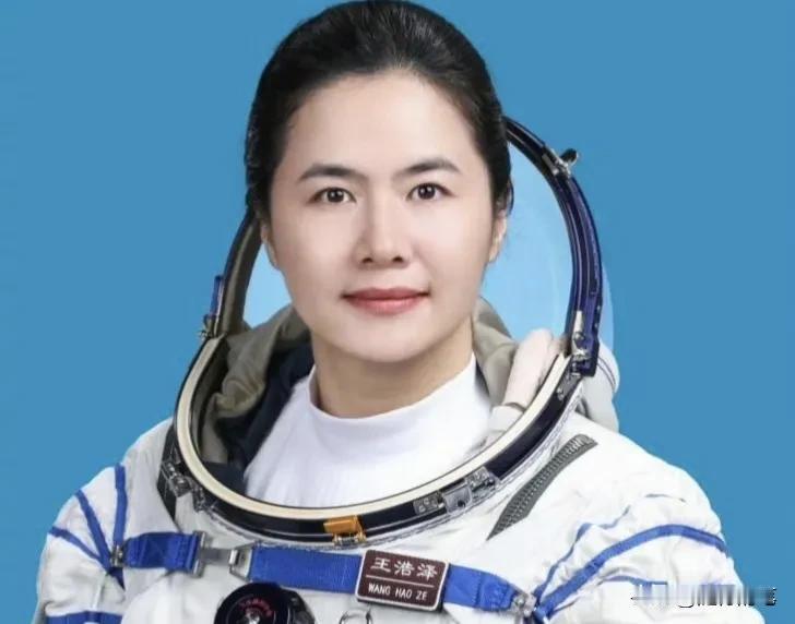 发现没有？我国这三位女航天员都拥有几个共同点。

1、都给人端庄大气、干练知性的