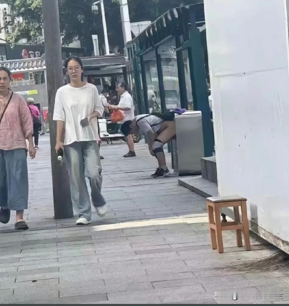 你说他恶心吧，他还特意拉到垃圾桶里[笑哭][笑哭]