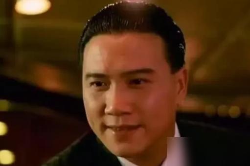 主持人问王晶："万梓良年轻时是香港顶流明星，现在在酒吧驻唱，你怎么看？"

王晶