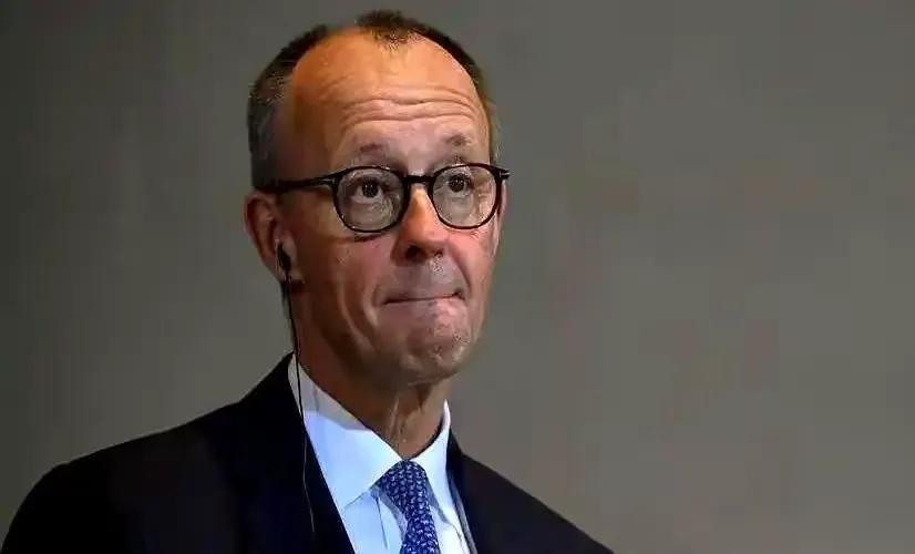 德国总理一句话，捅了马蜂窝。

他对着镜头直接摊牌："我们将废除电话病假，从生病