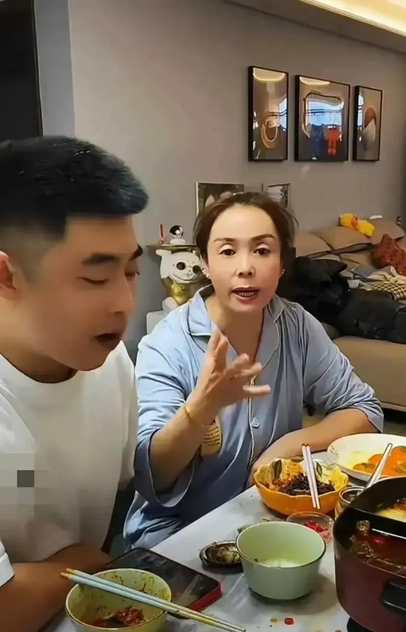 赵四儿和女儿一起直播，女儿说父亲太丑了，把老父亲说伤心了哈哈
话说这个女儿长得还