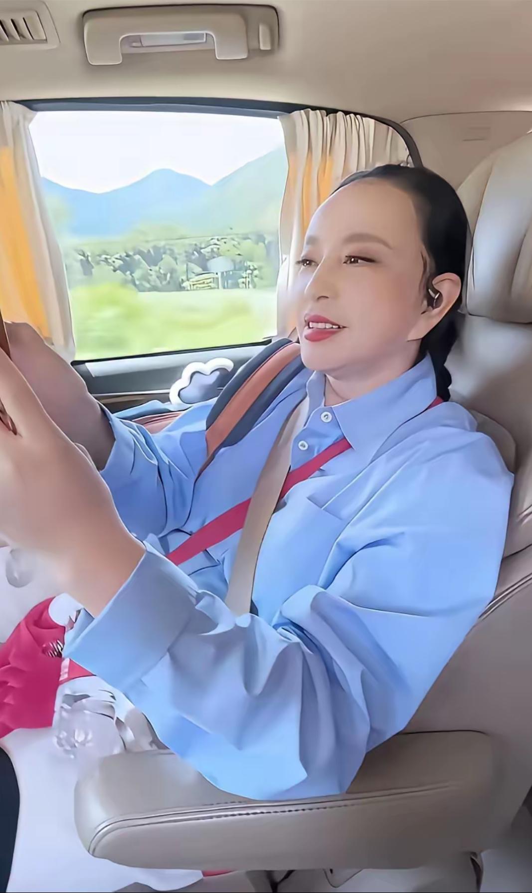 刘晓庆发际线好高，与戴假发的地判诺两人，事实证明，发型影响整个人的颜值。
