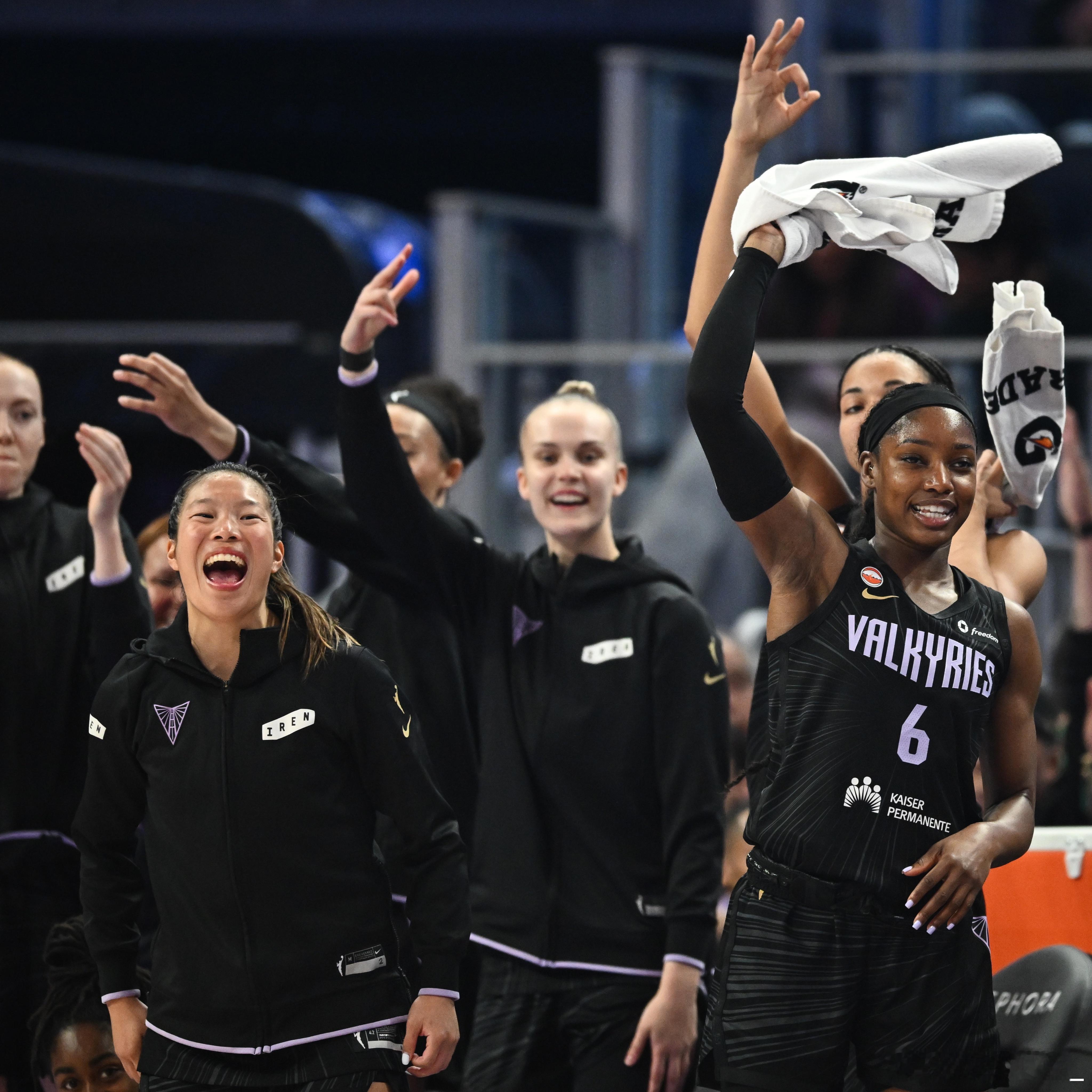【连续得分上双，“陈疯狂”闪耀WNBA】在今天结束的一场WNBA常规赛中，金州女