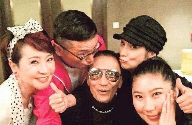 谢贤和前妻狄波拉相处挺和睦的，他会带小女友和狄波拉相聚，他们三人满脸笑容就像见到