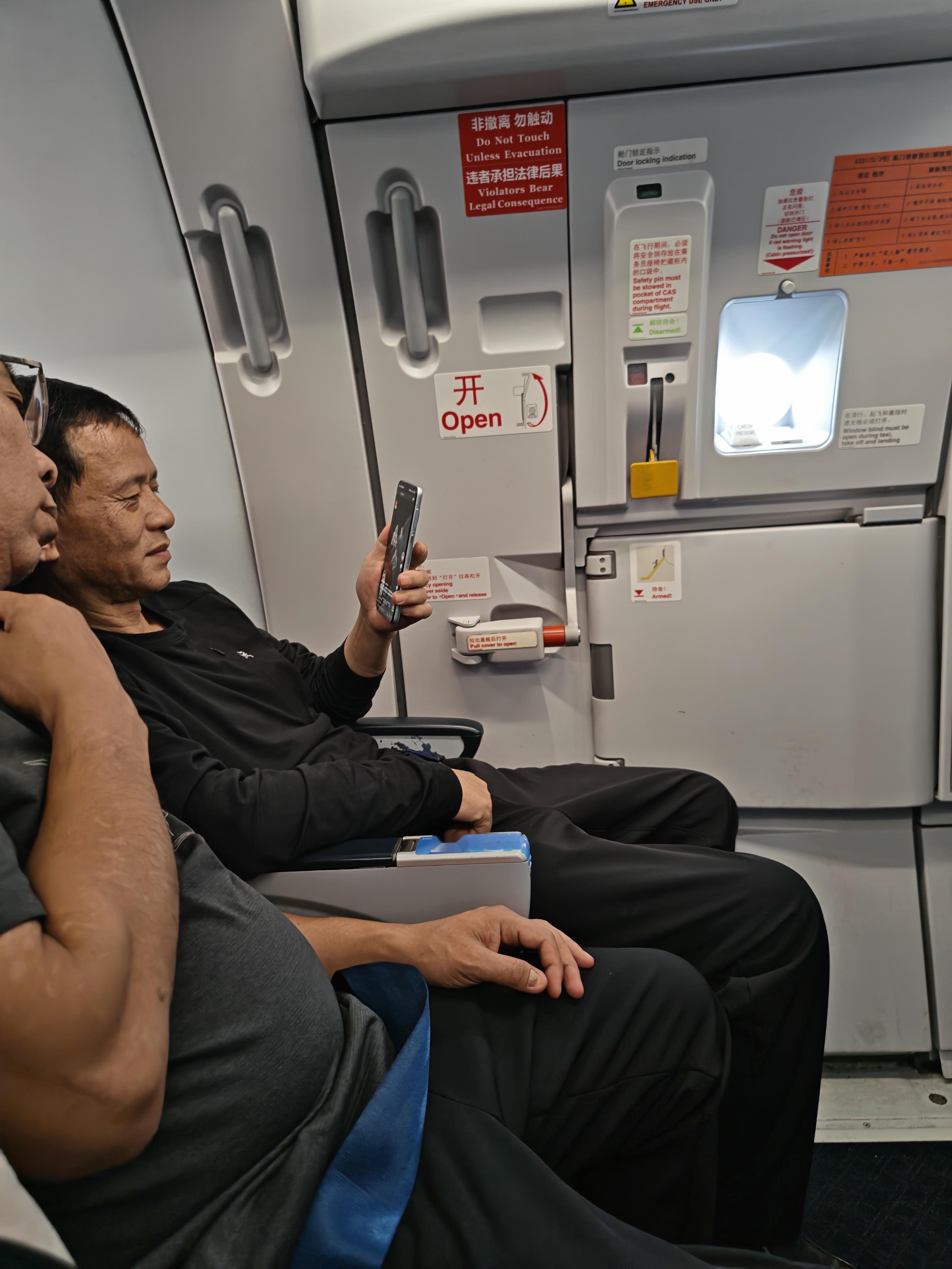 飞三亚的航班确实嘈杂得有点过量了大爷们来回穿梭，热烈唠嗑还能理解广播一遍遍的说控