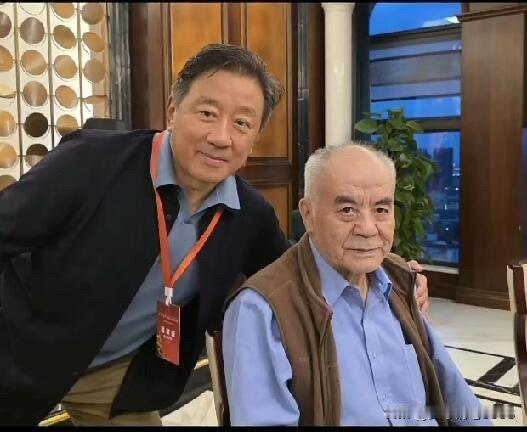 左边的男演员是无人不知无人不晓的“白宝山”的扮演者丁勇岱，沉稳内敛，演技无可挑剔