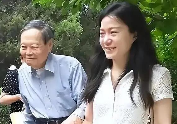 央媒曝光翁帆新身份：新疆退役军人关爱基金会特别顾问。“18亿遗产”“定居英国”全