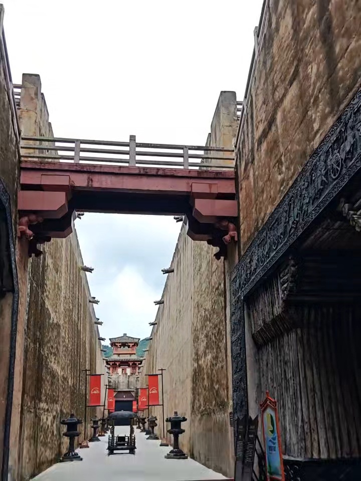 这个场景脑子里浮现了好多电视剧《琅琊榜》蒙挚送梅长苏出宫并相认《美人心计》吕雉走