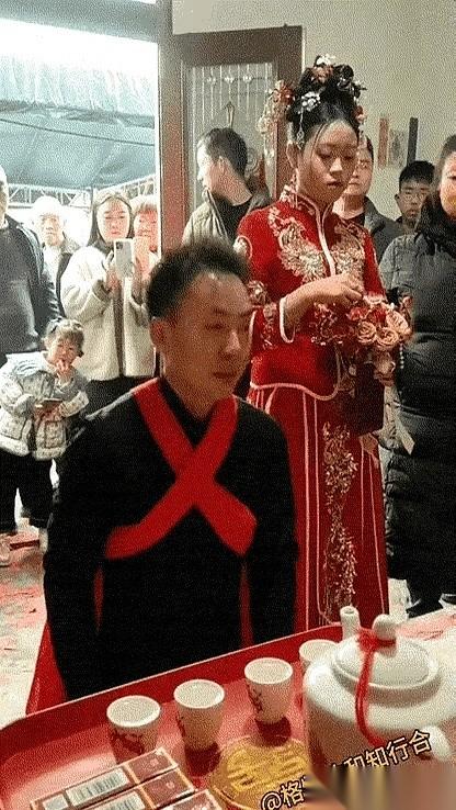 那张脸，黑得跟锅底一样。
大喜的日子，搞得跟谁欠她八百万似的。
我隔着屏幕都替那