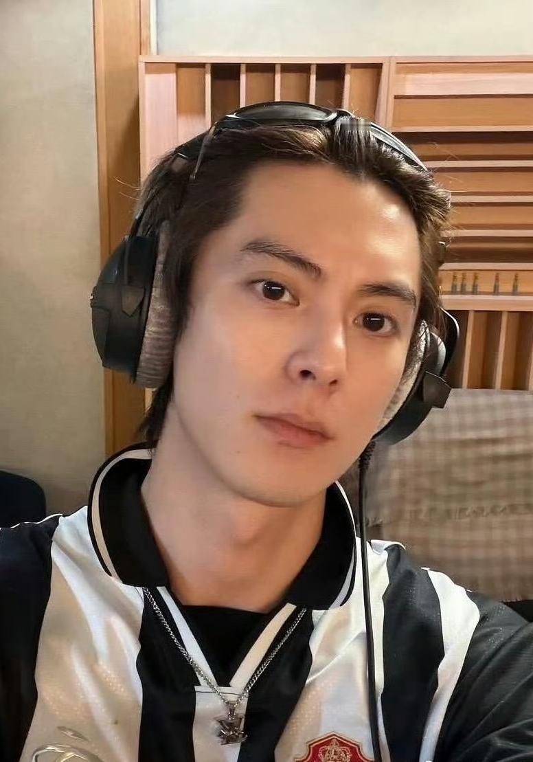 王鹤棣这应该是素颜吧？虽然总有人说他长得猴相，但是我是真的很能get到他的帅，他