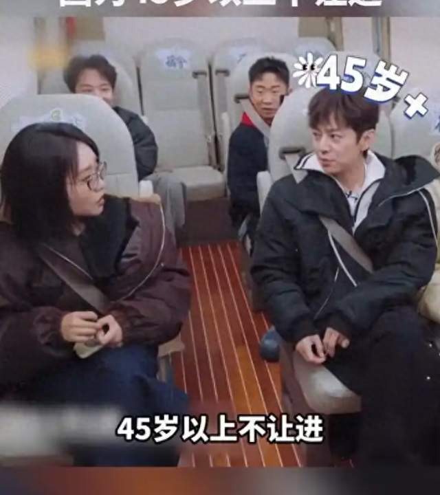 何炅玩密室被拒！扬言当场做 18 个蹲起，45 岁红线戳破行业现实