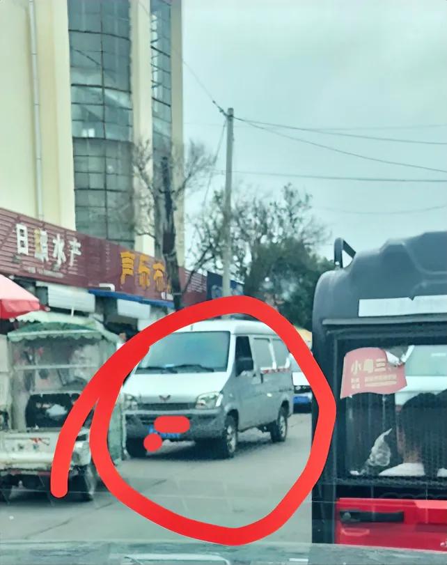一辆车堵一路，真是无良！出来看了一眼，居然又走了，真是无语了！