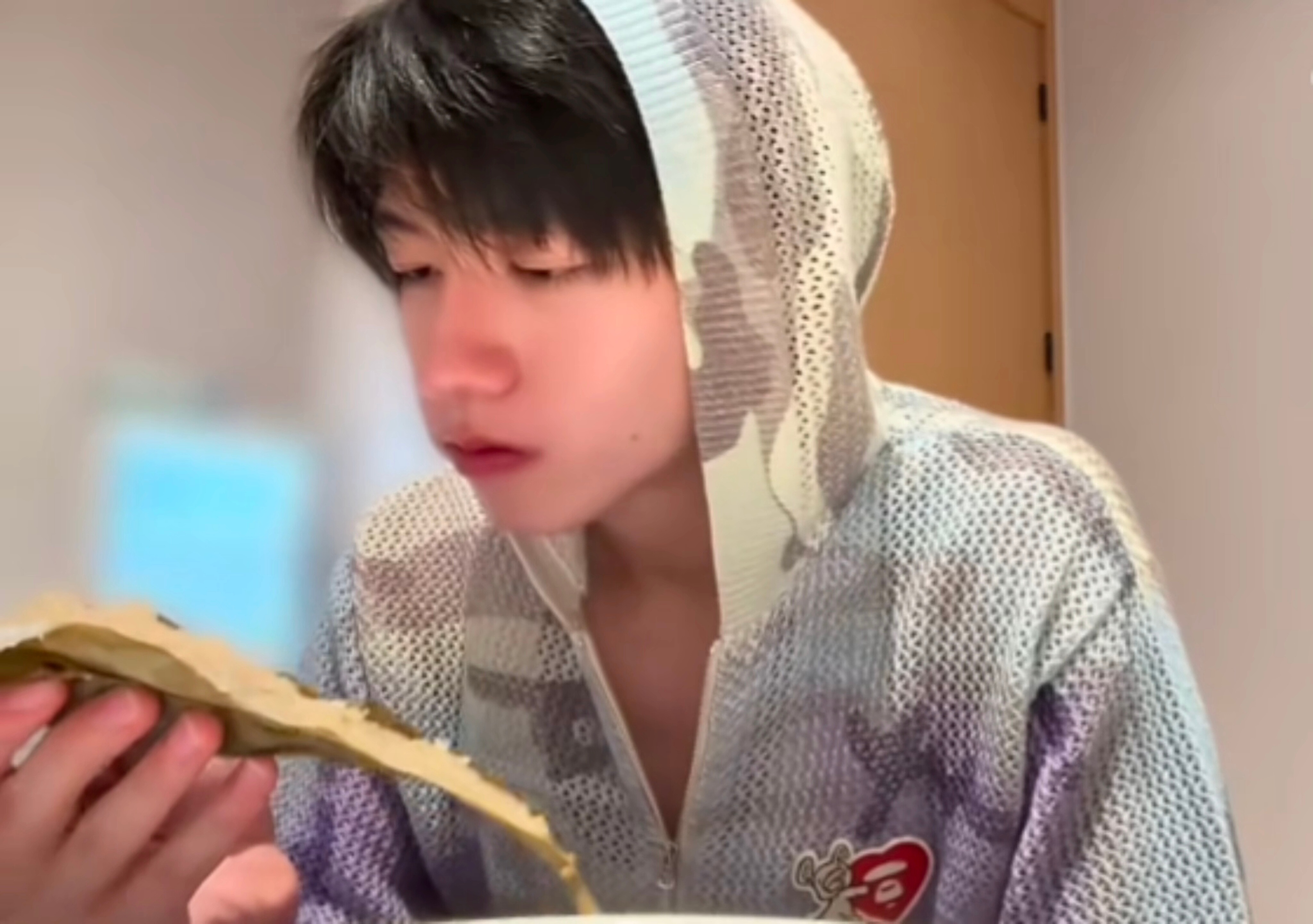 这粽子蘸白糖给咪吃美了哈哈，边吃边点头！！真萌啊真萌朱志鑫 卷毛狼尾.朱志鑫端午