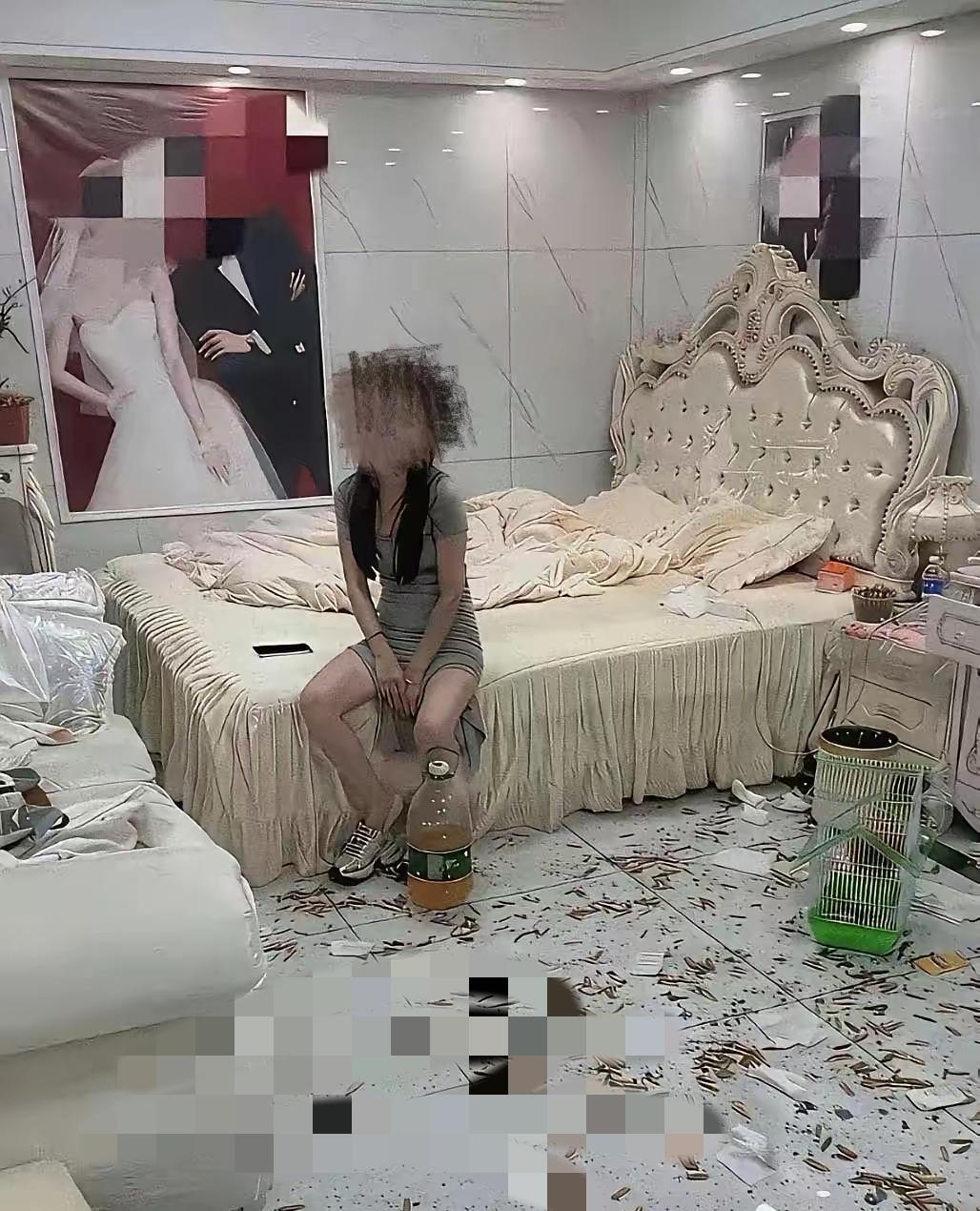 新婚夜刚送走闹洞房的亲戚，
新娘就催新郎去收拾垃圾，
结果新郎扫到一半，
竟从纸