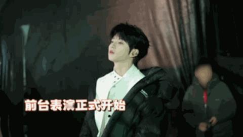 哦对我其实有个xp就是特别爱看演出结束和演出开始的时候穿着棉袄冻的鼻子眼睛都红红