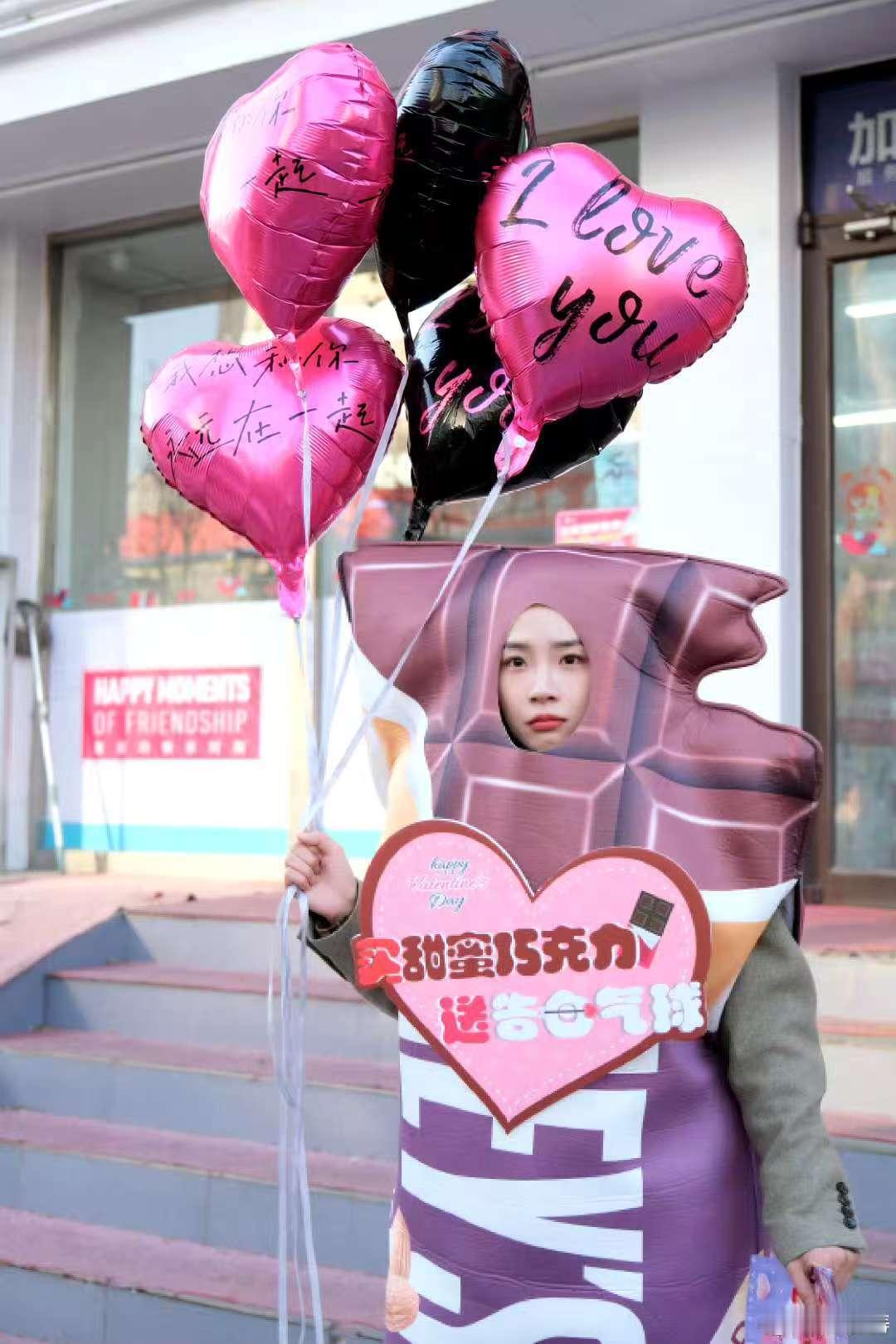 卢洋洋是有点幽默在身上的 “巧克力美女”卢洋洋一登场，甜蜜与创意齐飞。她在《我的