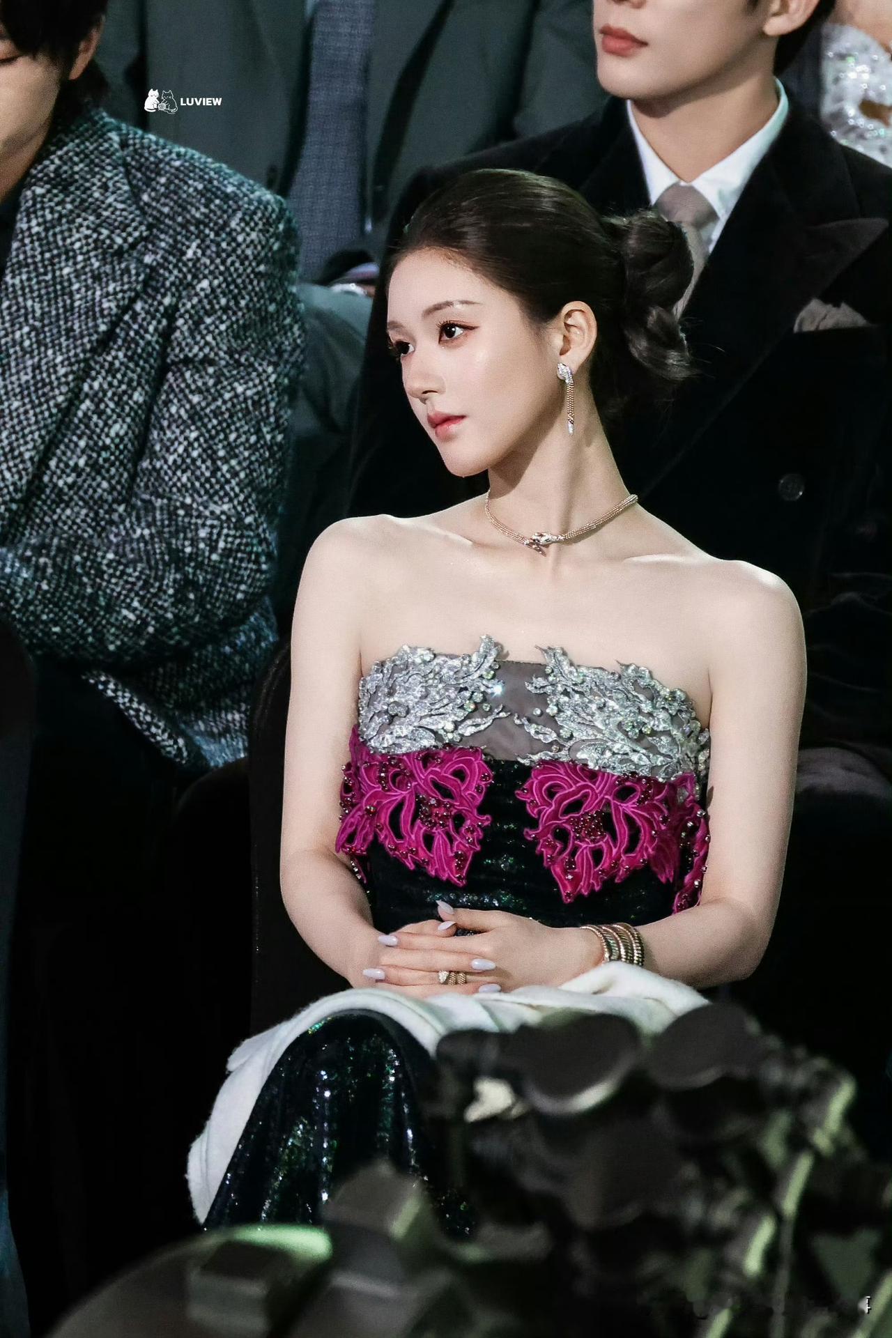 空降剧直接拿下🐧年冠+全平台电视剧年冠，27岁的赵露思腾讯星光大赏 红毯压轴，