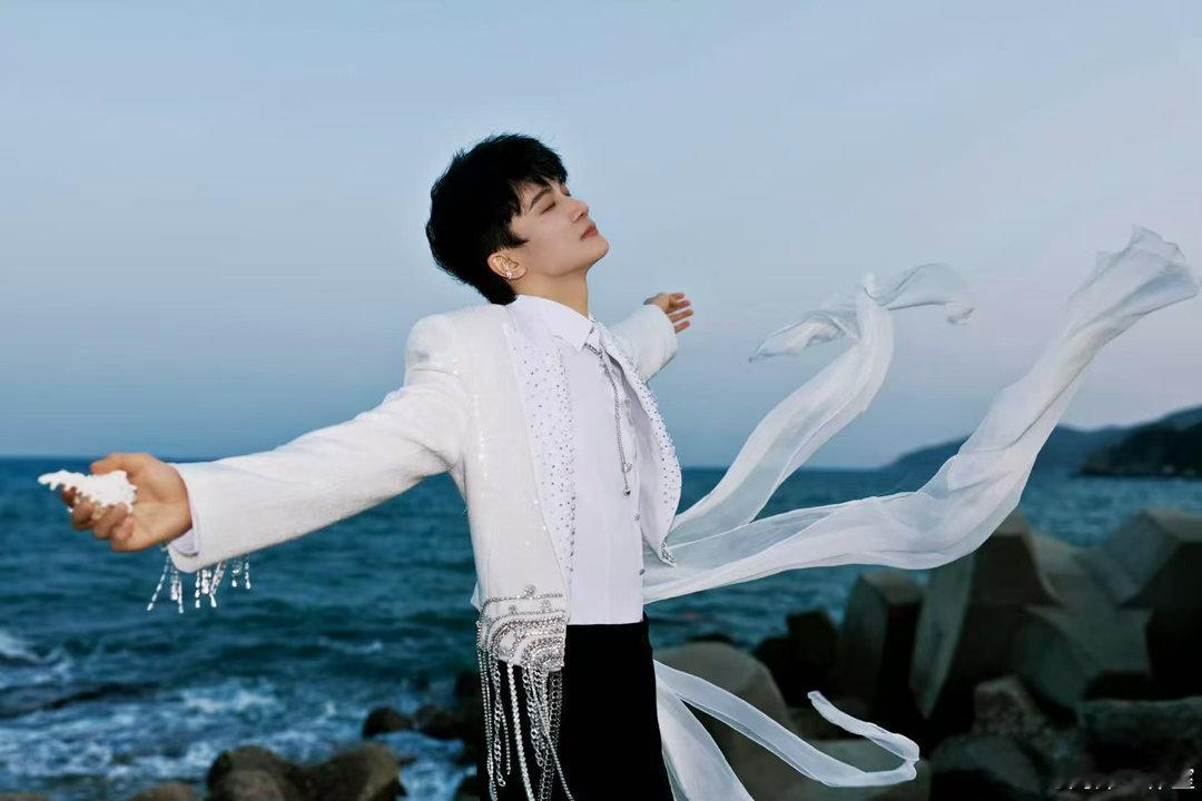 周深电影歌曲一首又一首谁给周深开倍速了 爆笑名场面来袭，周深北影节打招呼语速炸裂