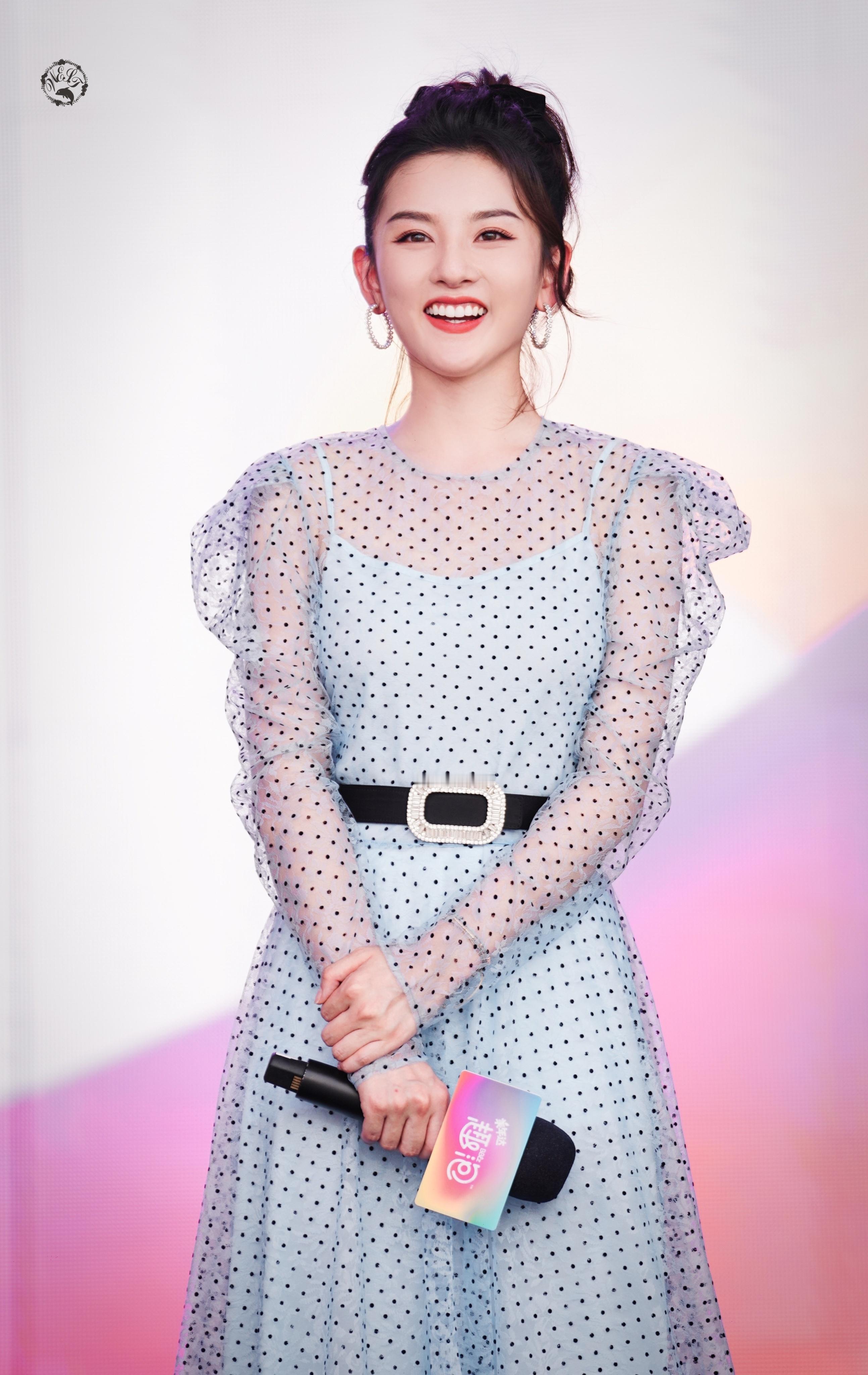 宋祖儿 雾蓝波点纱裙揉碎了春日的温柔，高马尾束起的是少女的灵动，红唇一抹又添几分