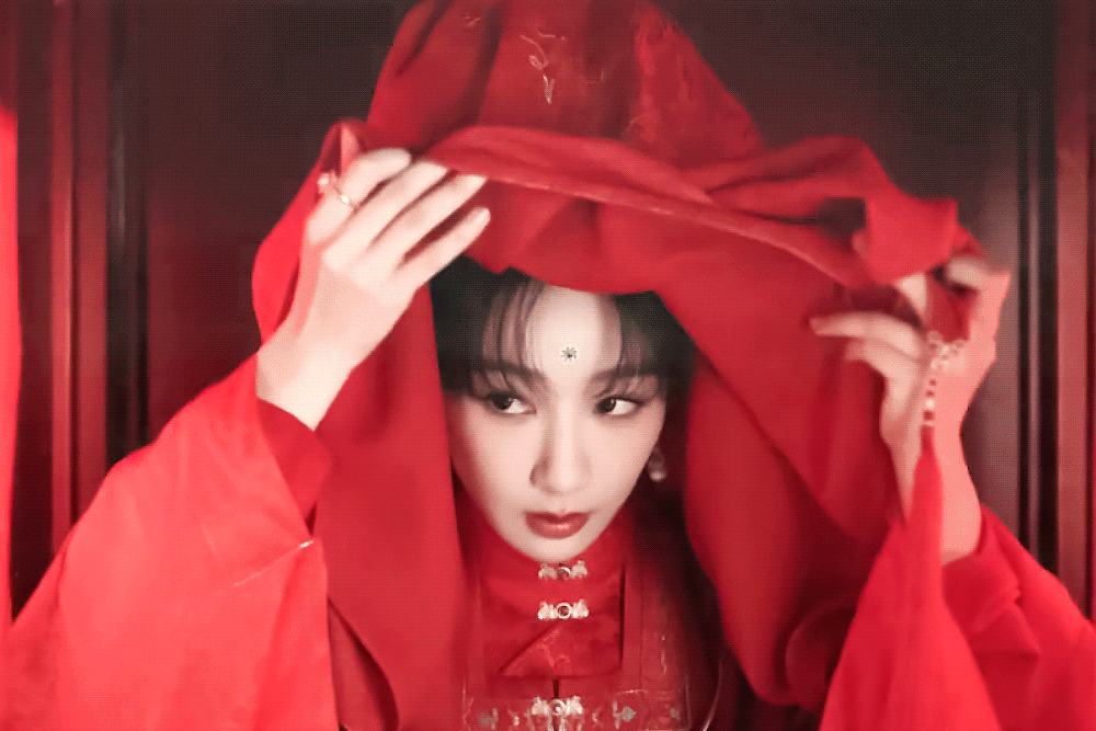 杨紫这个造型蛮好看的？杨紫家业婚服镜头