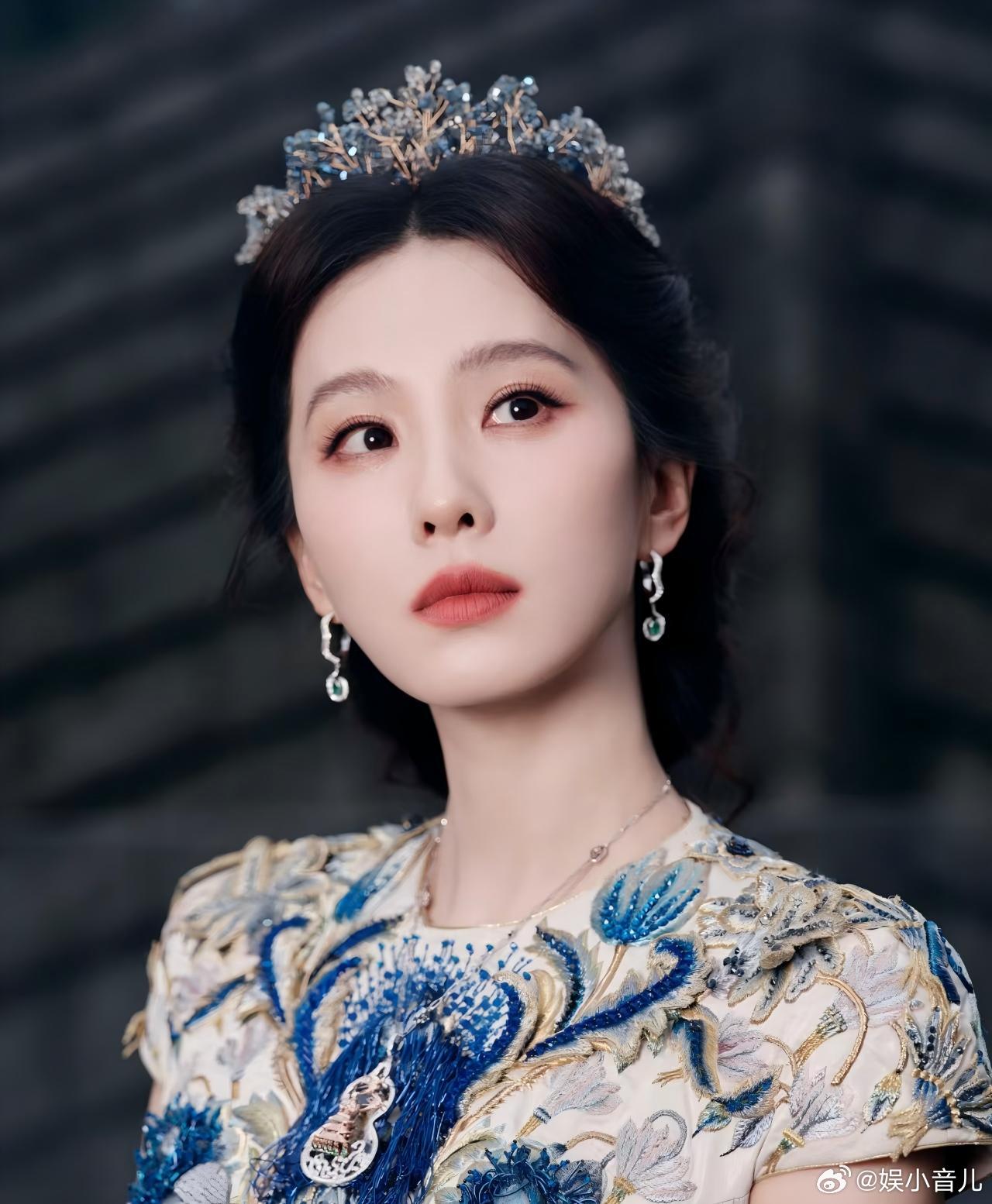 刘诗诗感谢复刻龙葵头冠网友是谁又梦回仙剑三了！当年龙葵一红一蓝的样子至今难忘，刘