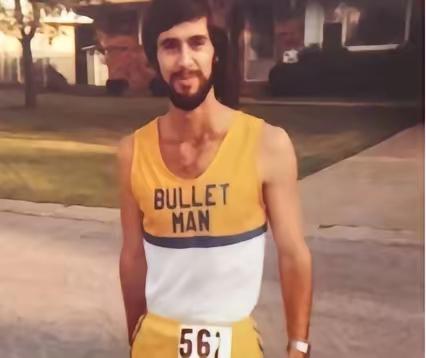 1978年，一名倒霉蛋在跑马拉松时，竟被一颗子弹击中脑袋，然而他淌着血，还是咬牙