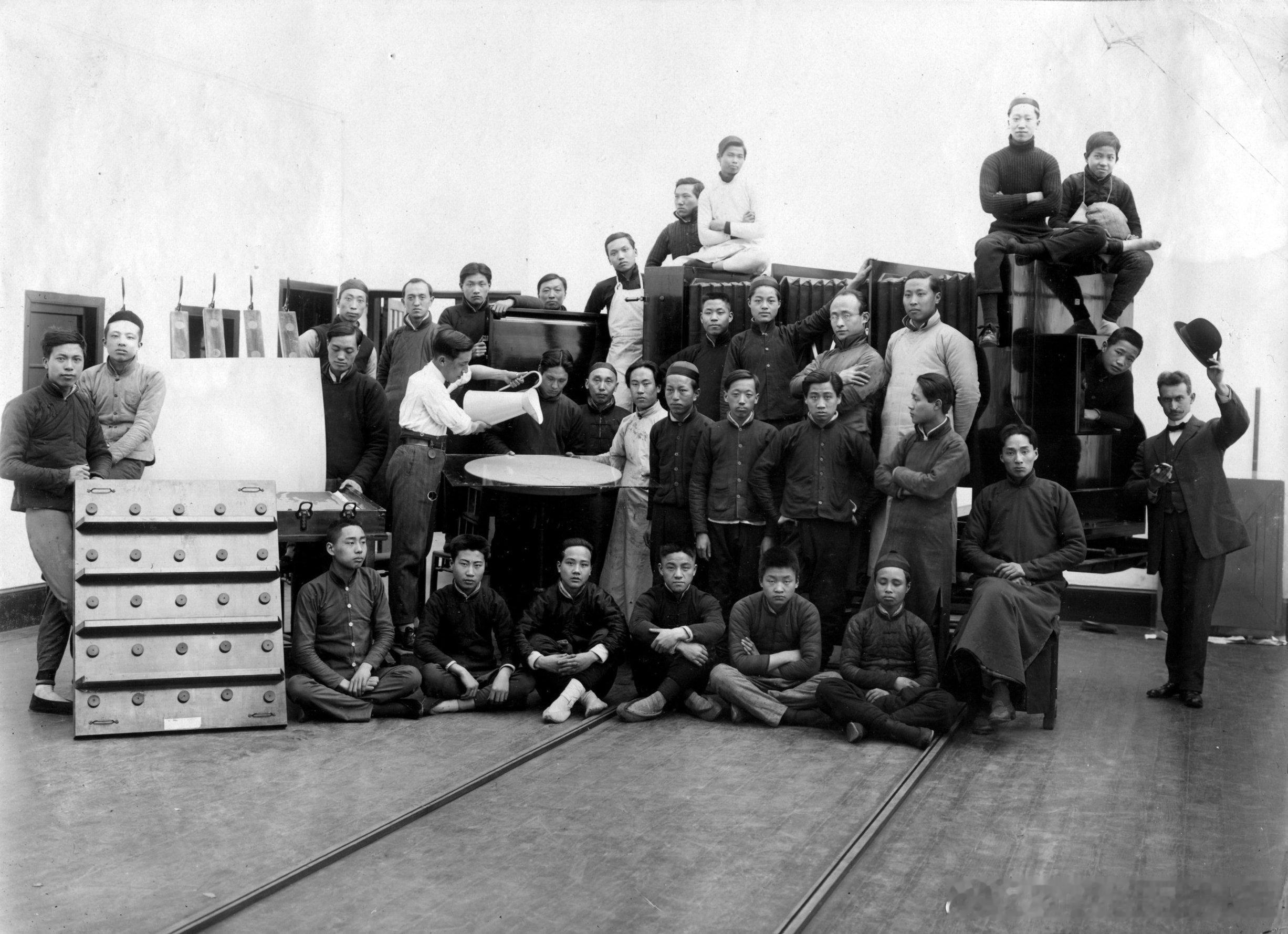 1912年Francis Eugene Stafford施塔福（右，印刷专家，带