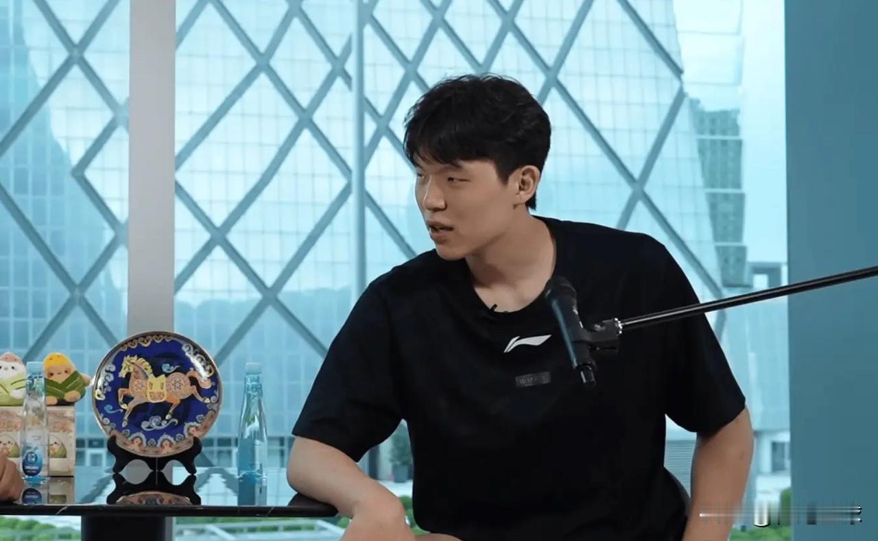 杨瀚森真大度啊！开拓者球员杨瀚森近日接受采访时谈到网友的评价，他说：“不介意，当