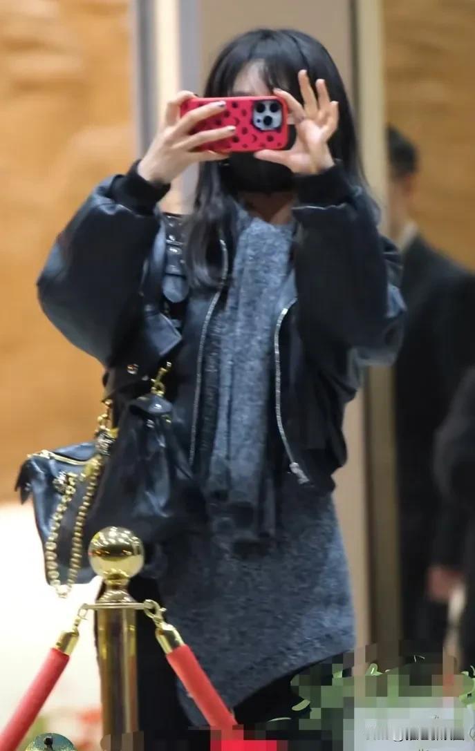 杨紫出现在重庆机场，一袭黑色衣服，戴着黑色口罩，只露出眼睛特别圆特别纯，挺可爱的