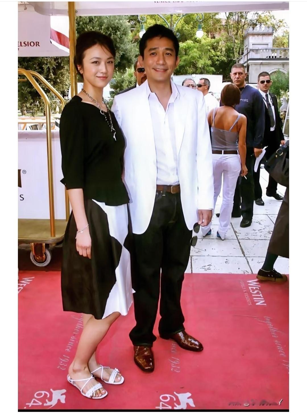 汤唯，凉鞋太有年代感了。显得脚丫子不怎么好看。