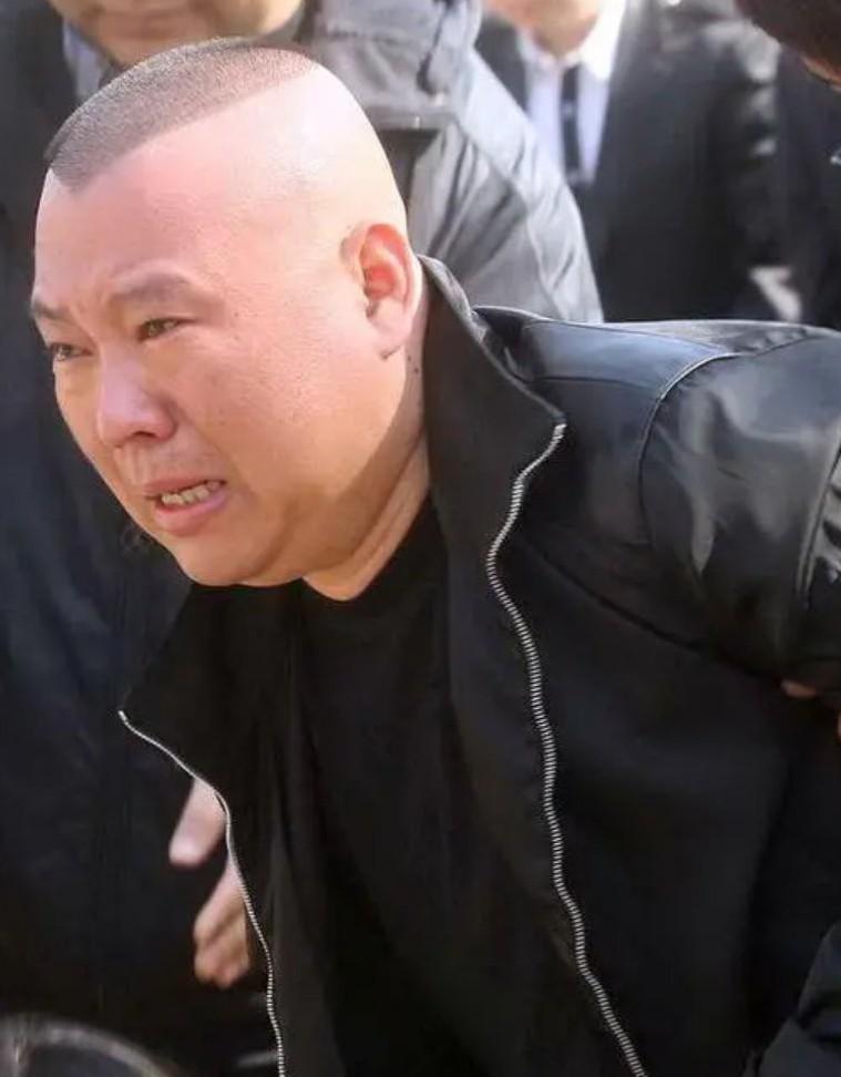 他正在用筷子，一遍遍表演自己当年的“背叛”。
镜头前，何云伟夹起一块鱼肉，送入口