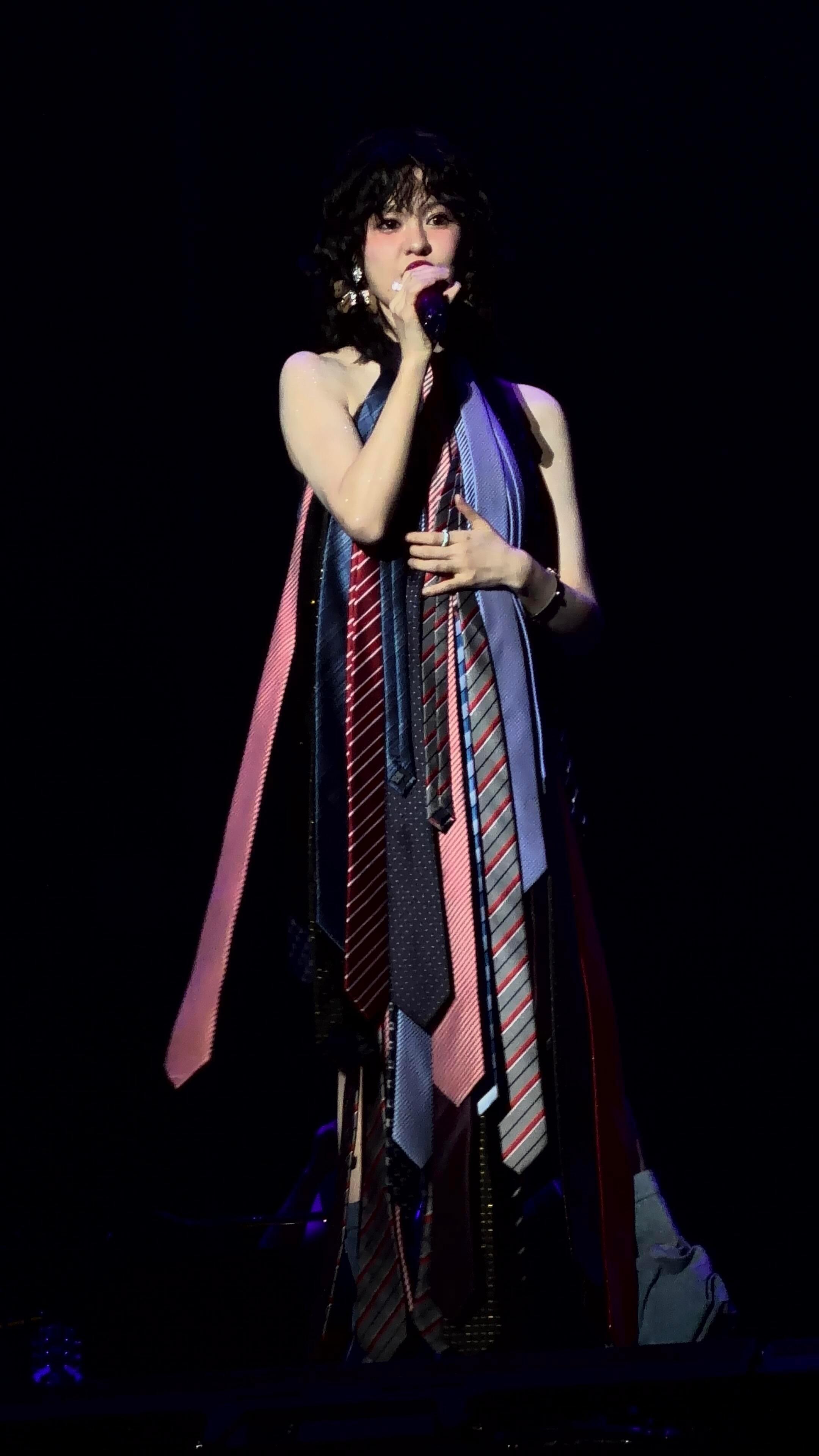 郁可唯被夸害羞了郁可唯嘴角比AK还难压穆祉丞夸人有多猛？郁可唯嘴角直接不受控！内