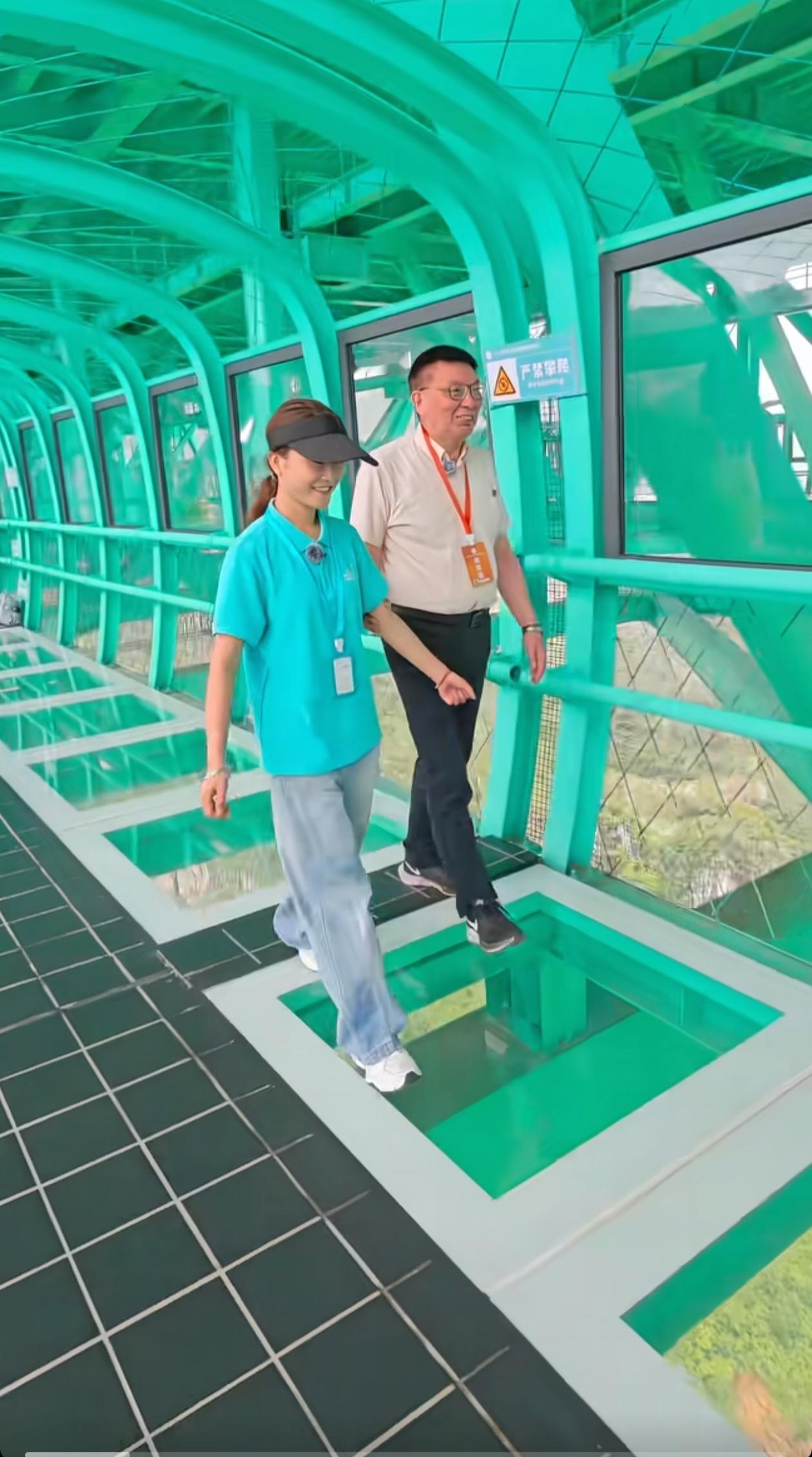 台大教授苑举正参观体验花江峡谷大桥后，连连表示震惊。他觉得，这座桥不仅是世界第一