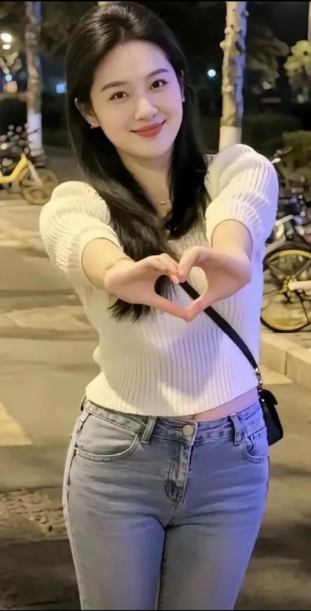 夜晚街头的甜美笑容，心形的拥抱，温暖如你。💖✨