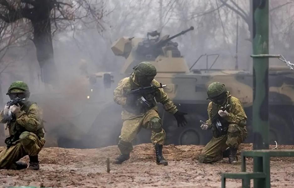 谁都知道红军城是顿巴斯防线的“门闩”，控制着两条关键战略公路，乌军在这儿经营了八