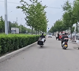 这名男子究竟是拉的什么东西？
怎么看起来这么像棺材啊！
不过男子却说他拉的其实就