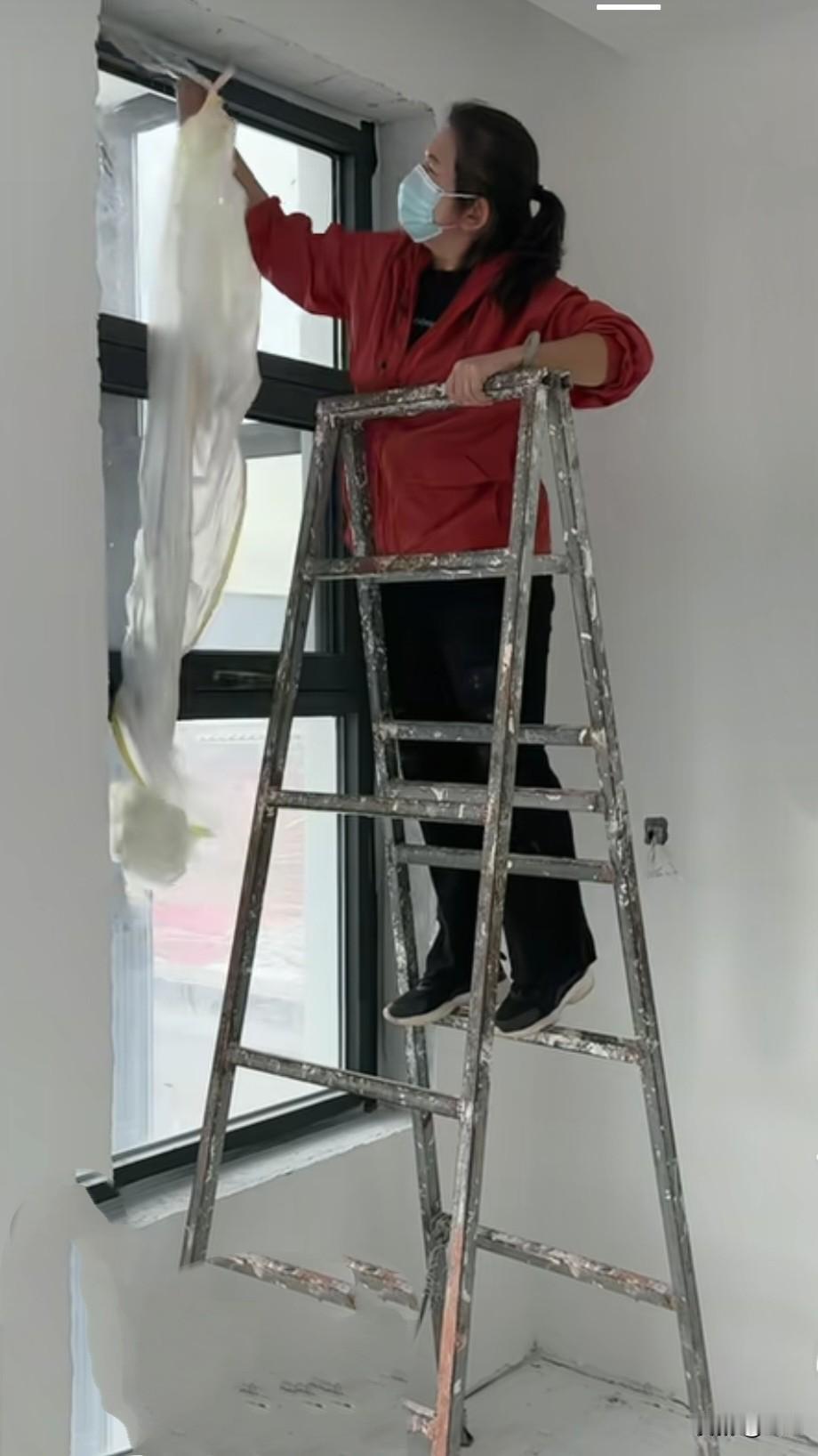 家里的小洋楼眼看就要装门和打柜子，二霞一个人清理装修时遮盖的塑料保护膜，直累得腰