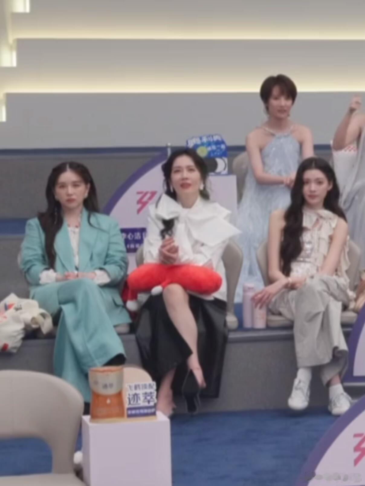 浪姐直播阚清子和张慧雯因为昨天被骂得，今天整场下来都没有笑过 