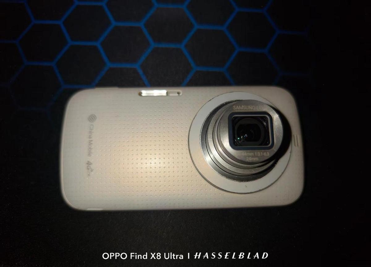 那会儿谁兜里没揣台S5 Zoom？
10倍变焦，握着像单反，按快门咔嚓一声，全村