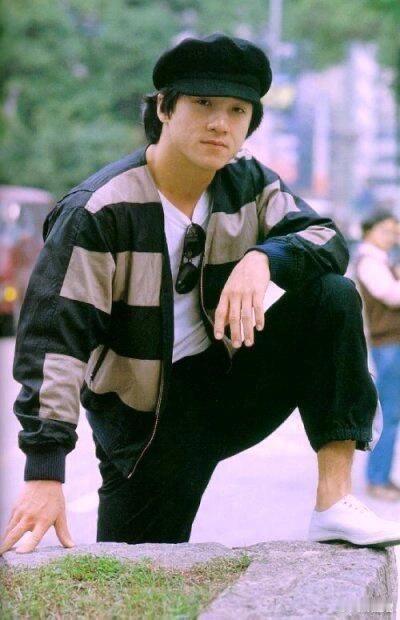 成龙20秒极速白切黑 导演都没忍住笑，成龙以超快速度变成泥人，二十秒白切黑的名场