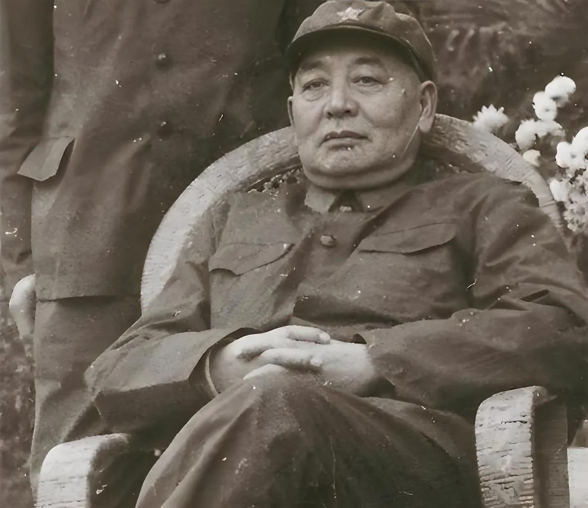 1958年，志愿军司令员杨勇，刚从朝鲜战场撤回国内，办公室内上电话铃铃作响。一个