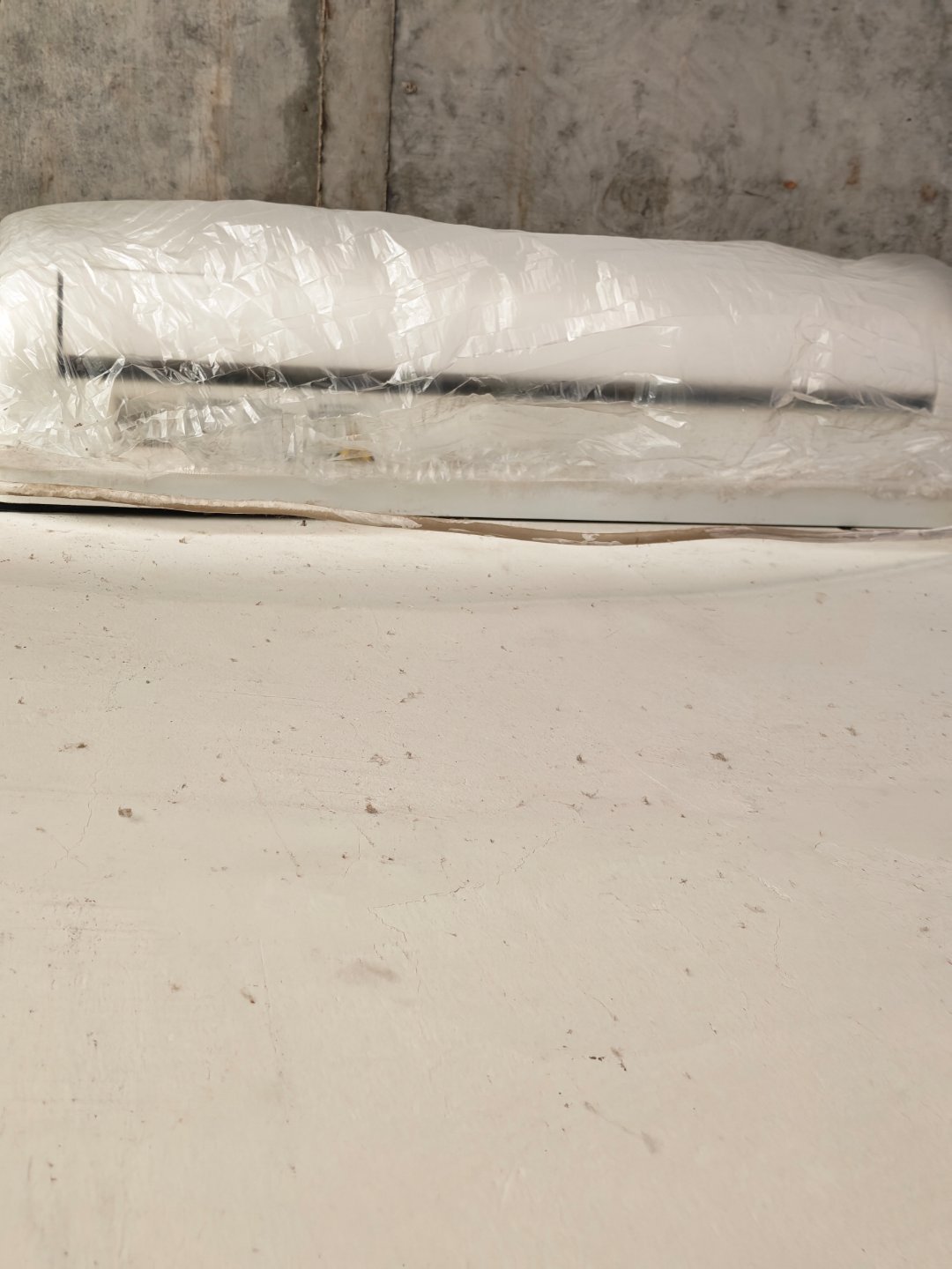 睡觉时被空调砸到头了我最最担心的事还是发生了那位童鞋我看一般的空调都是顺方向装的