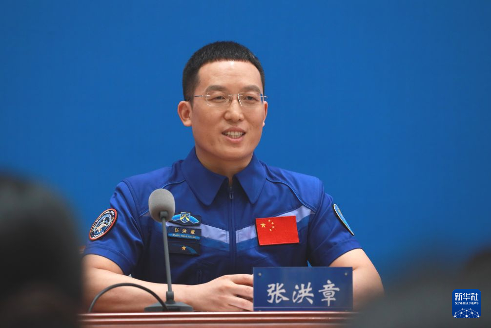 神二十一乘组“最长太空出差”归来后首次公开亮相新华社北京8月5日电（刘艺、占康、