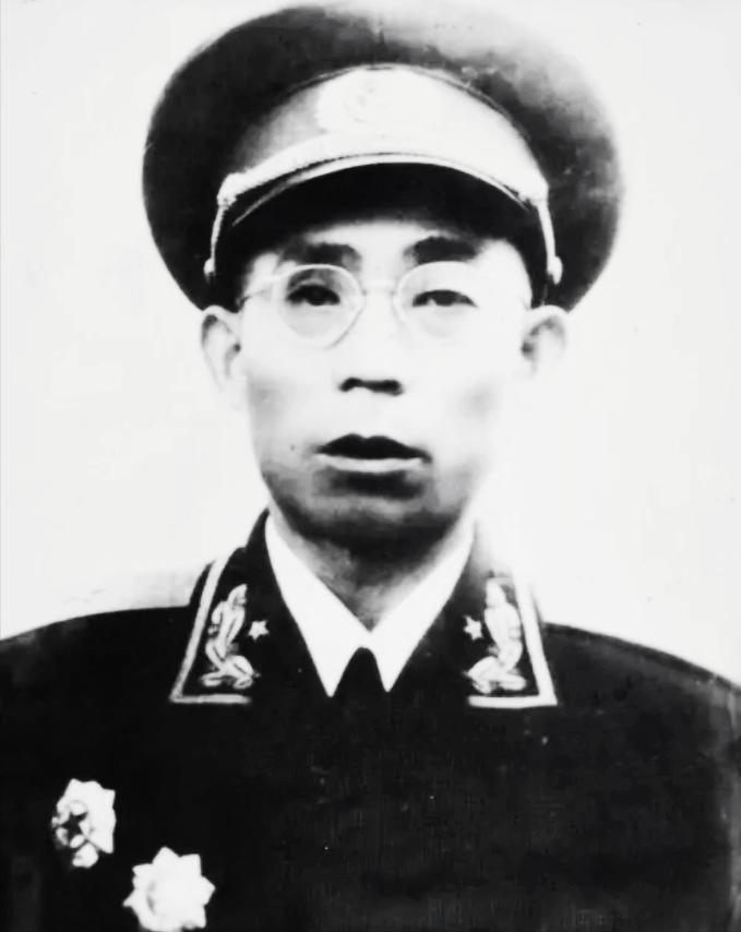 1936年，红军团长李文清因未救援骑兵排，被贺龙下令枪毙。他临刑前狂吼：“让我死