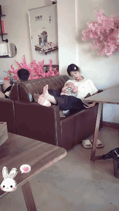 放假回来多了个弟弟，
女儿现在开心的不得了吧……[黑脸]