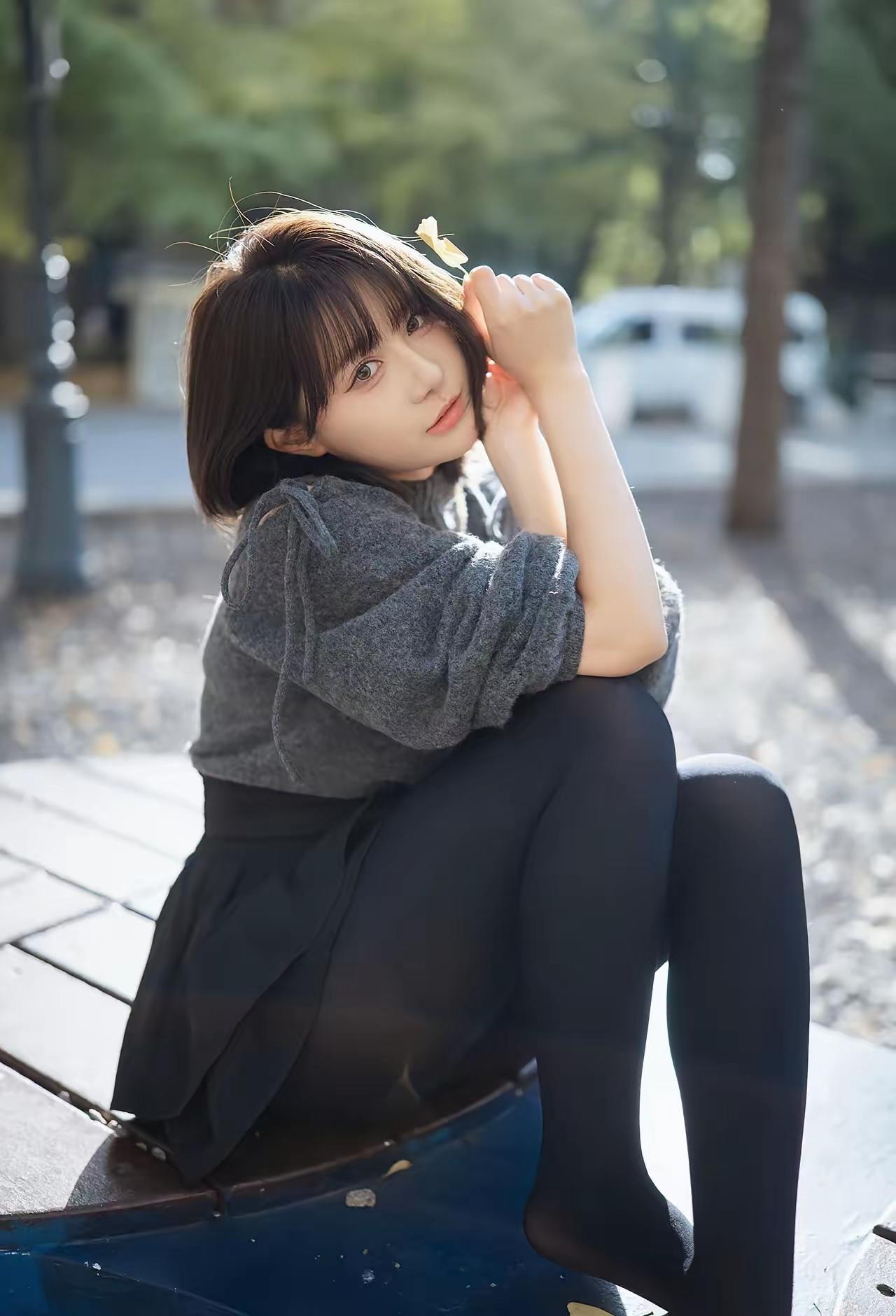 秋日穿搭风格:毛衣裙子配黑丝，阳光下的少女，散发着青春的性感迷人气息。黑丝酷穿搭