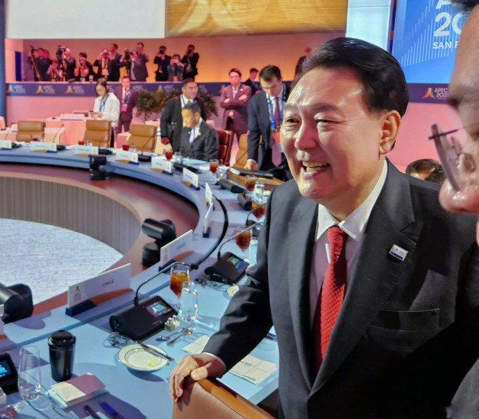 旧金山APEC峰会间隙，韩国总统尹锡悦与中方愉快交流。 ​​​