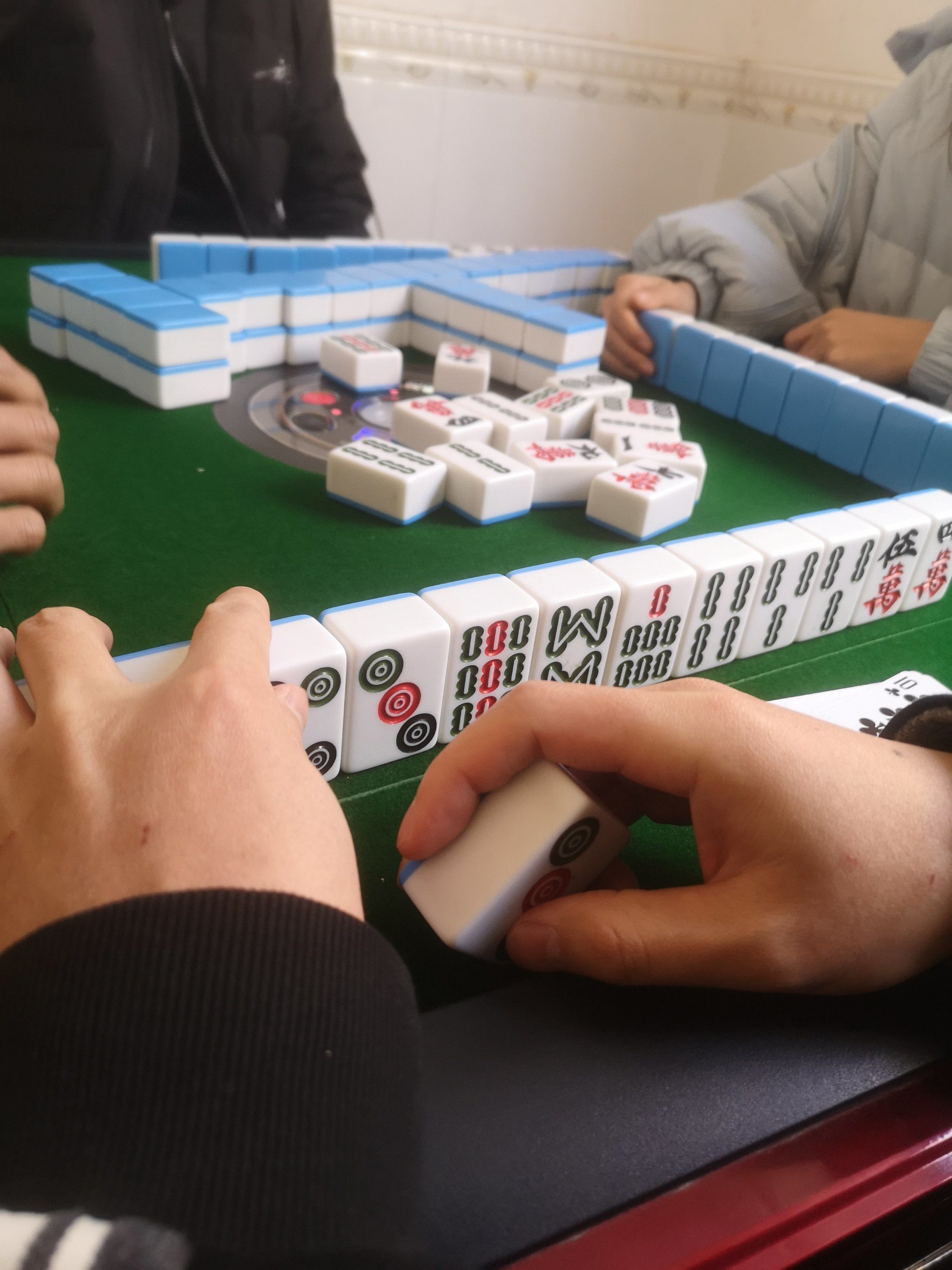 过年打麻将一场输赢超300就算赌博一句“输赢超300算赌博”，让不少人过年打牌心