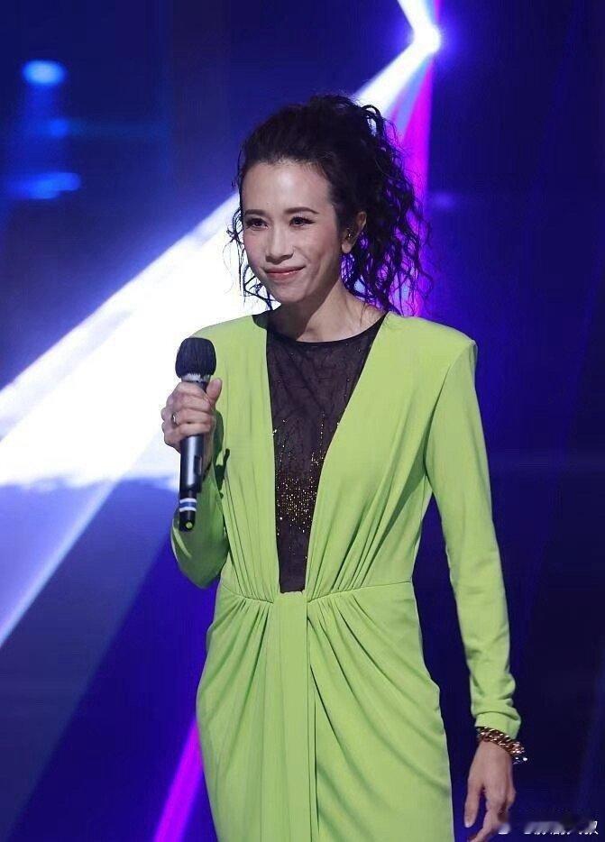 被莫文蔚的“纸片身材”折服！一袭绿色开叉裙秀曲线，气质高级！ ​​​